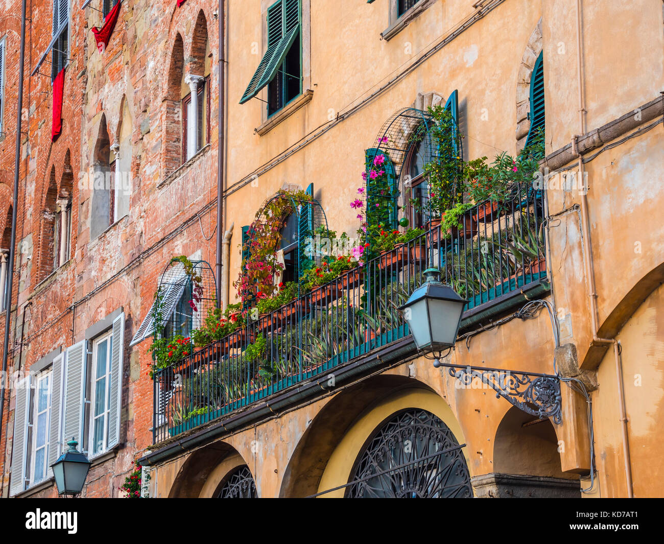 Splendido balcone su edificio in stile italiano Foto Stock