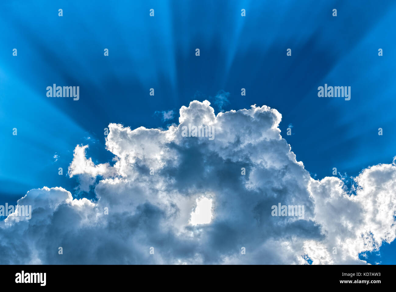 Raggi di sole e cloud. Foto Stock