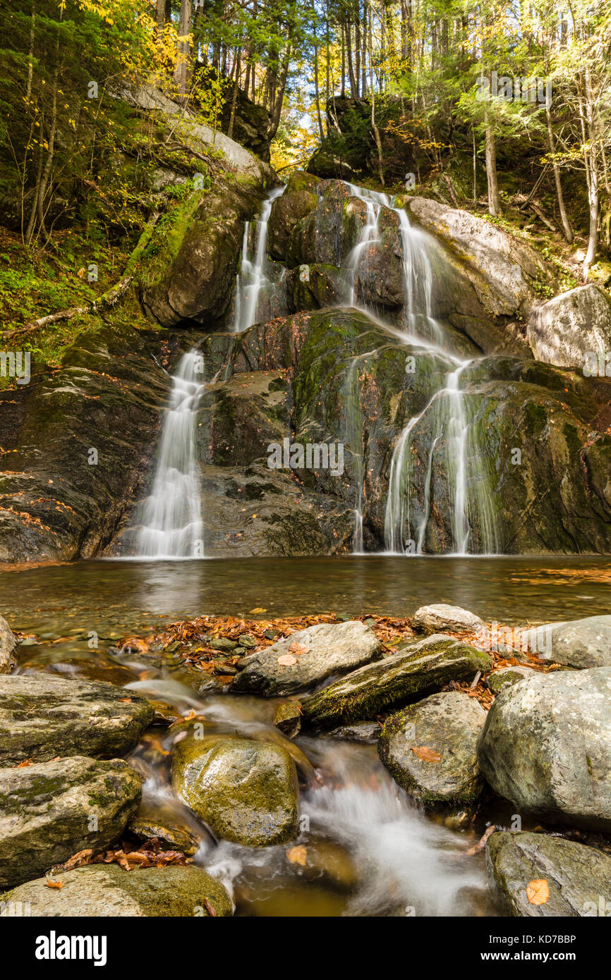 Vista frontale di moss glen cade a Granville, Vermont, lungo vermont route 100. Foto Stock