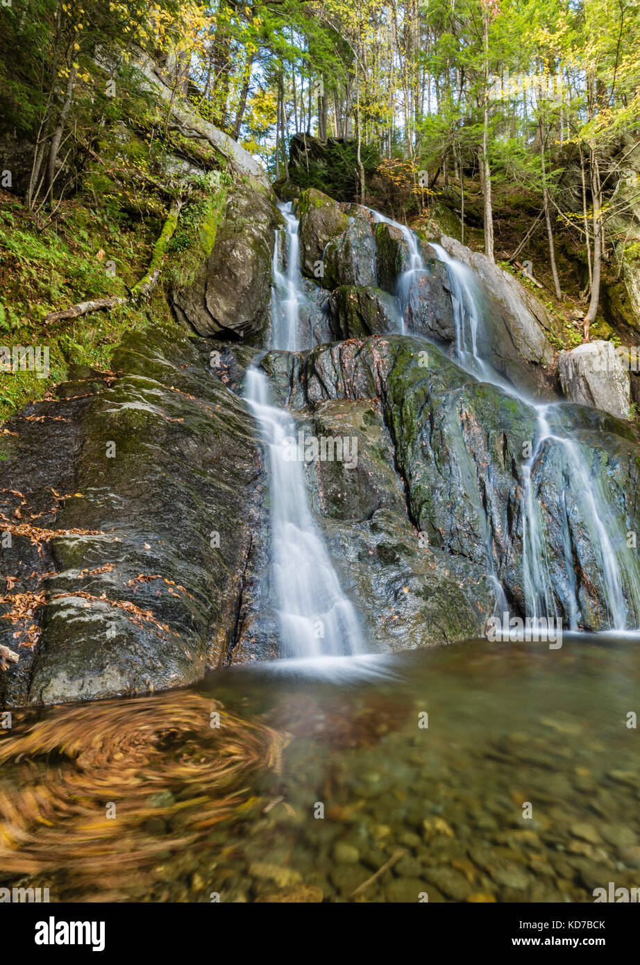 Lascia la turbolenza nella piscina verde al di sotto di moss glen cade a Granville, Vermont, lungo vermont route 100. Foto Stock