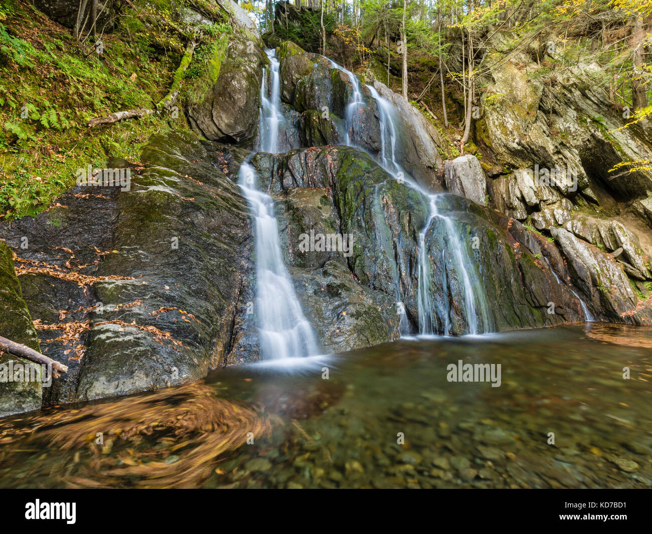 Lascia la turbolenza nella piscina verde al di sotto di moss glen cade a Granville, Vermont, lungo vermont route 100. Foto Stock