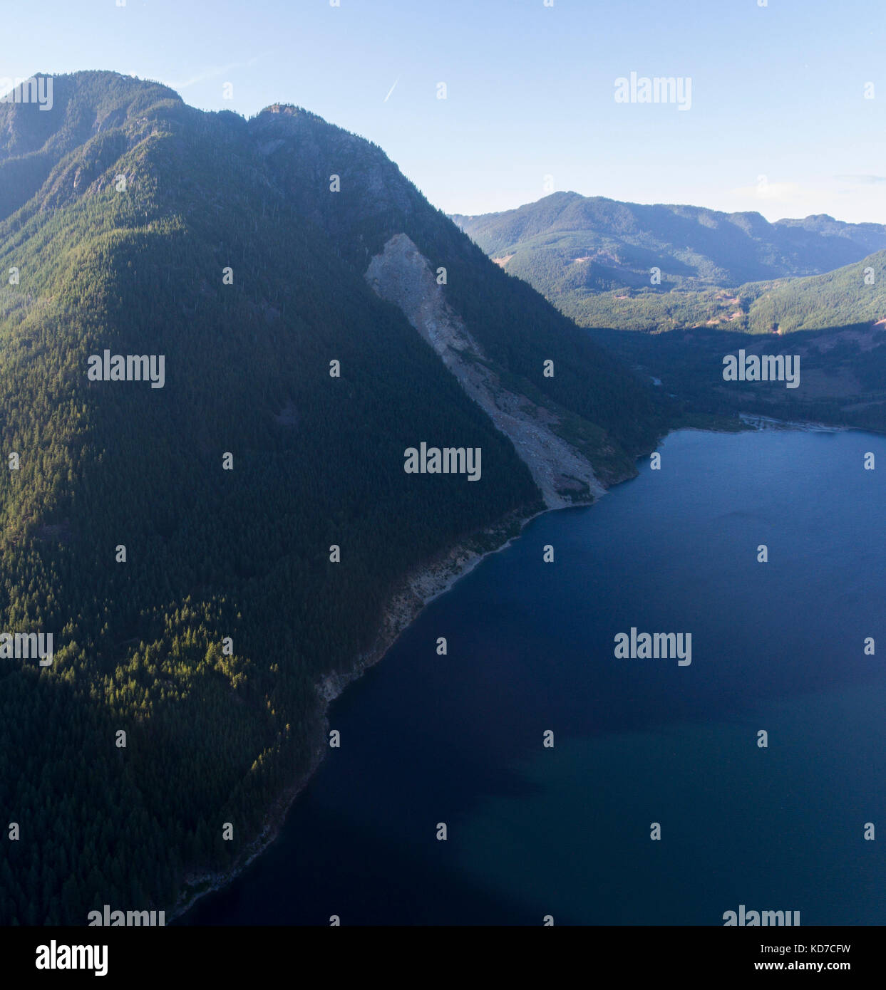 Vista aerea del 2007 Lago chehalis rockslide e prove per lo spostamento risultante (tsunami) onda erosione della vegetazione lungo il litorale Foto Stock