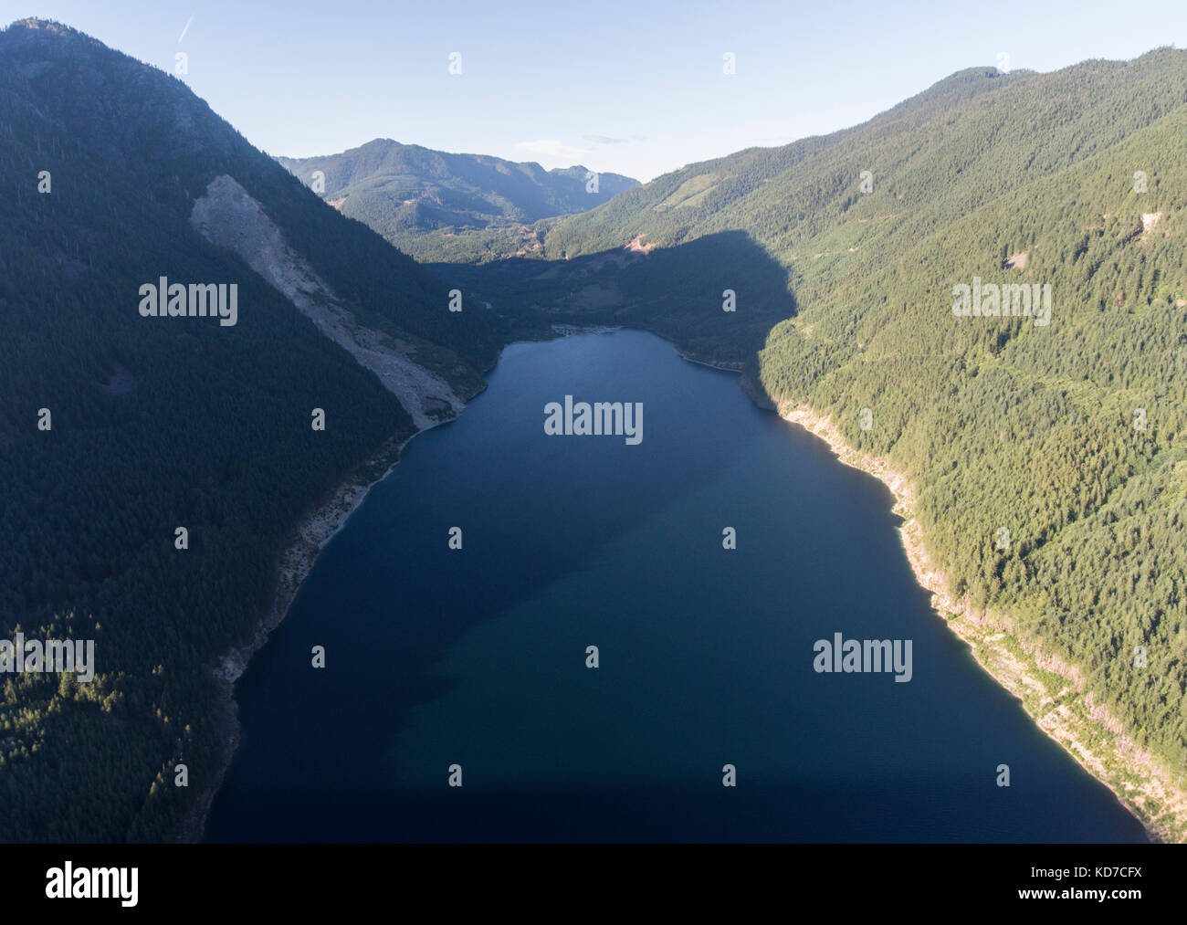 Vista aerea del 2007 Lago chehalis rockslide e prove per lo spostamento risultante (tsunami) onda erosione della vegetazione lungo il litorale Foto Stock