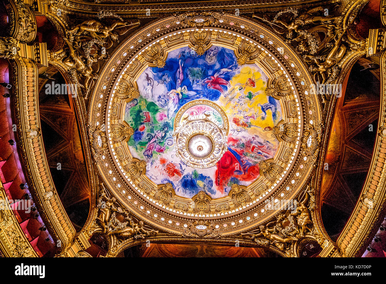 All'interno dell'auditorium dell'Opéra Garnier, noto come Palais Garnier. Il soffitto è stupendo e dipinto da Marc Chagall. Foto Stock