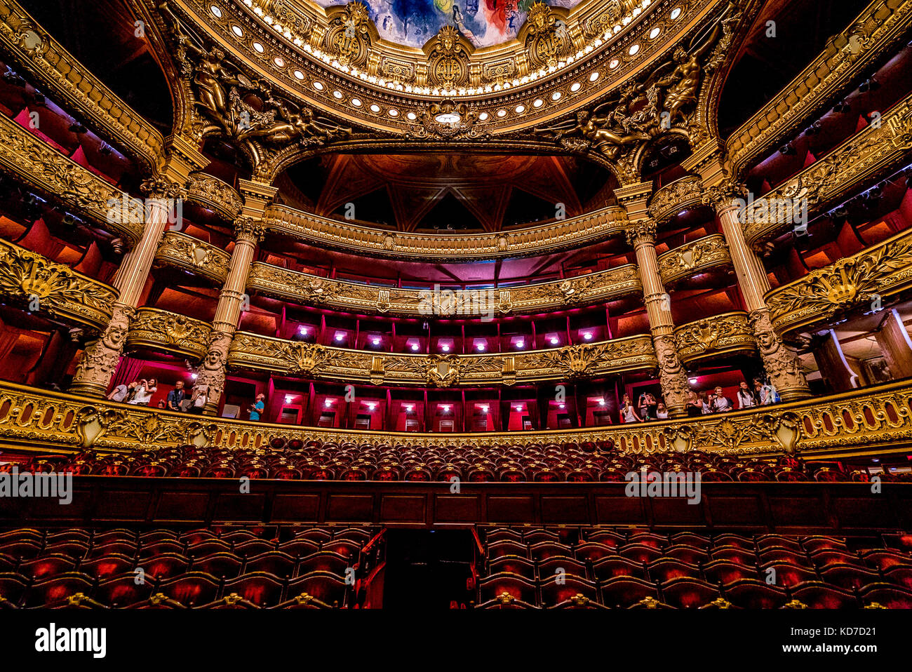 All'interno dell'auditorium dell'Opéra Garnier, noto come Palais Garnier. Il soffitto è stupendo e dipinto da Marc Chagall. Foto Stock