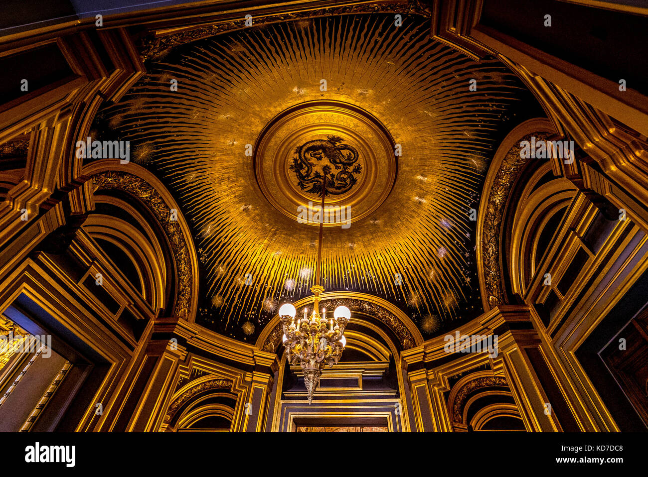 Uno dei tanti bellissimi soffitti nel Palais Garnier, o Paris Opera Foto Stock