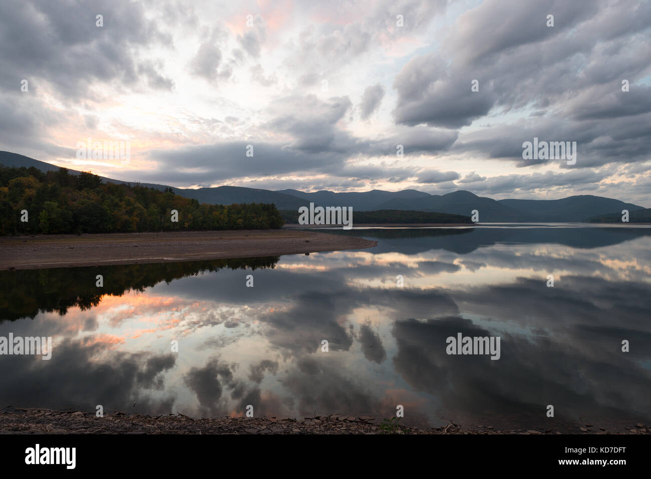 Tramonto spettacolare cloudscape riflessa sul serbatoio ashokan in upstate new york. Foto Stock