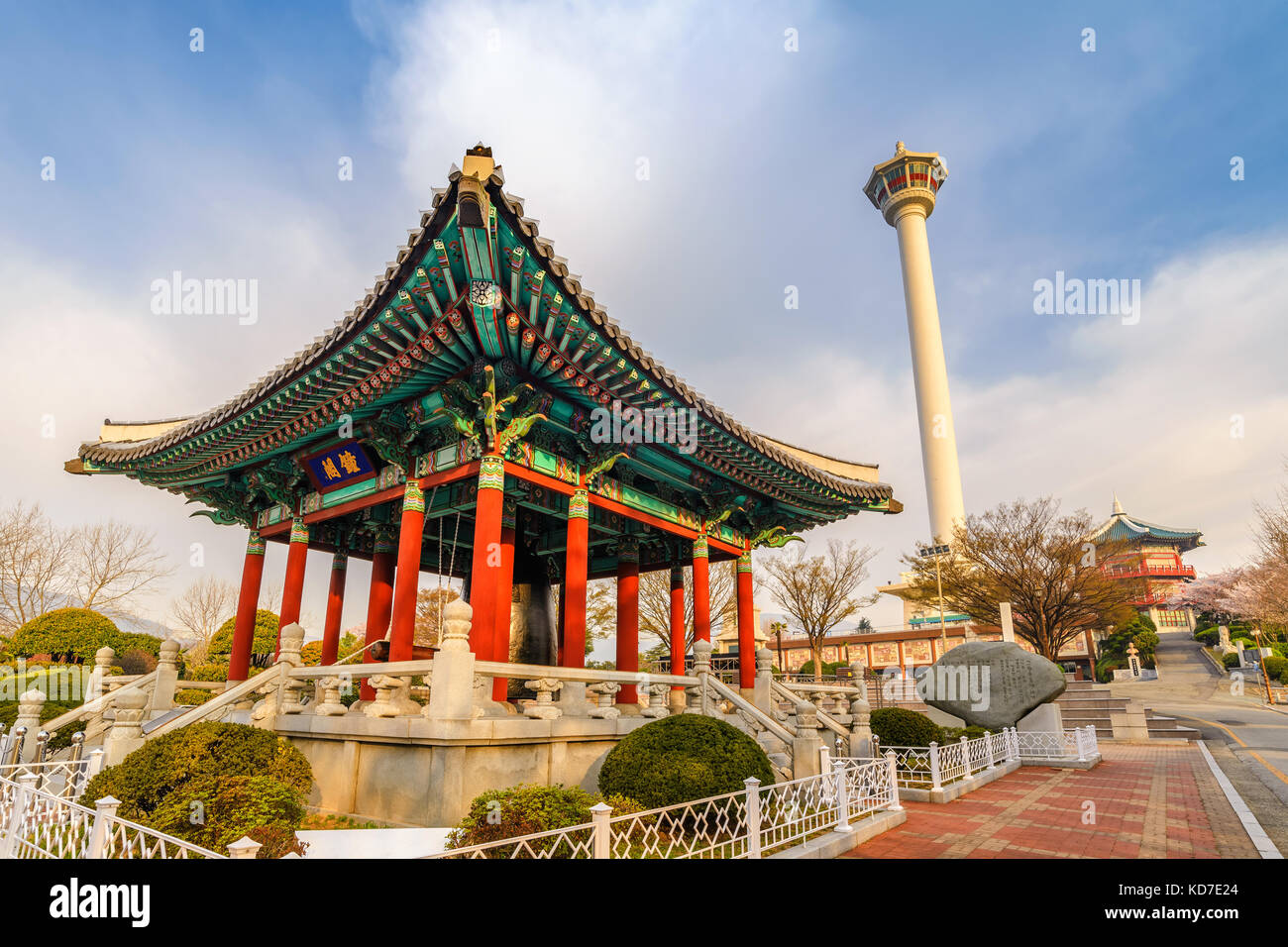 Busan skyline della città al parco yongdusan e busan tower, Busan, Corea del Sud Foto Stock