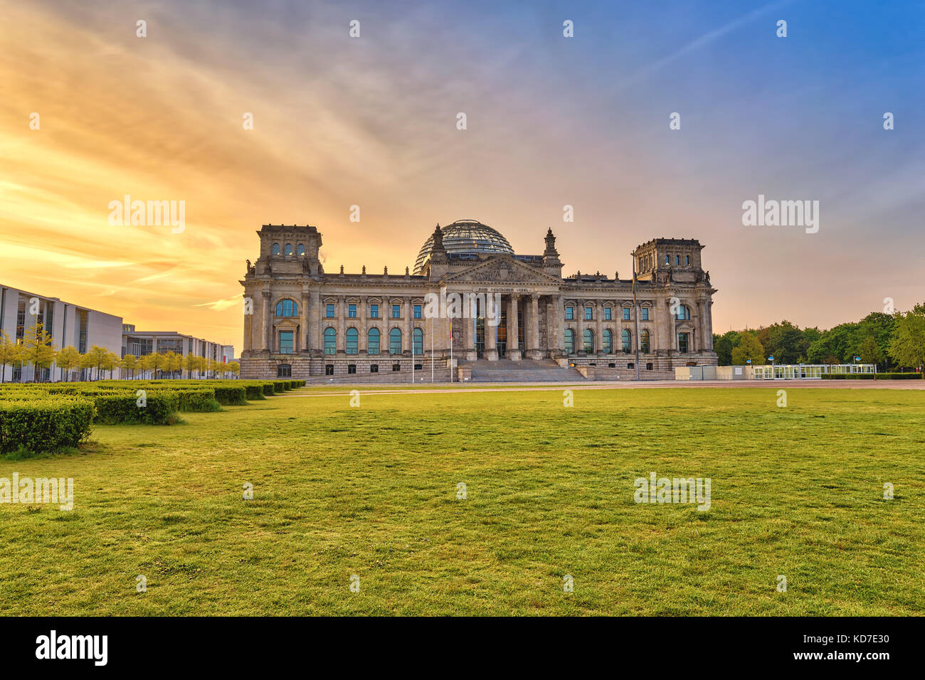 Berlin sunrise skyline della città al Reichstag (parlamento tedesco edificio), Berlino, Germania Foto Stock