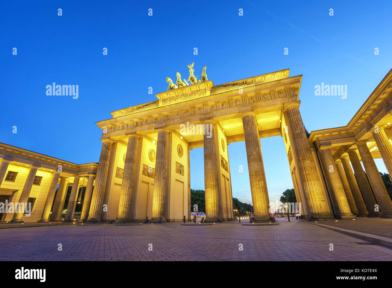 La notte di Berlino dello skyline della città presso la Porta di Brandeburgo (Brandenburger Tor), Berlino, Germania Foto Stock