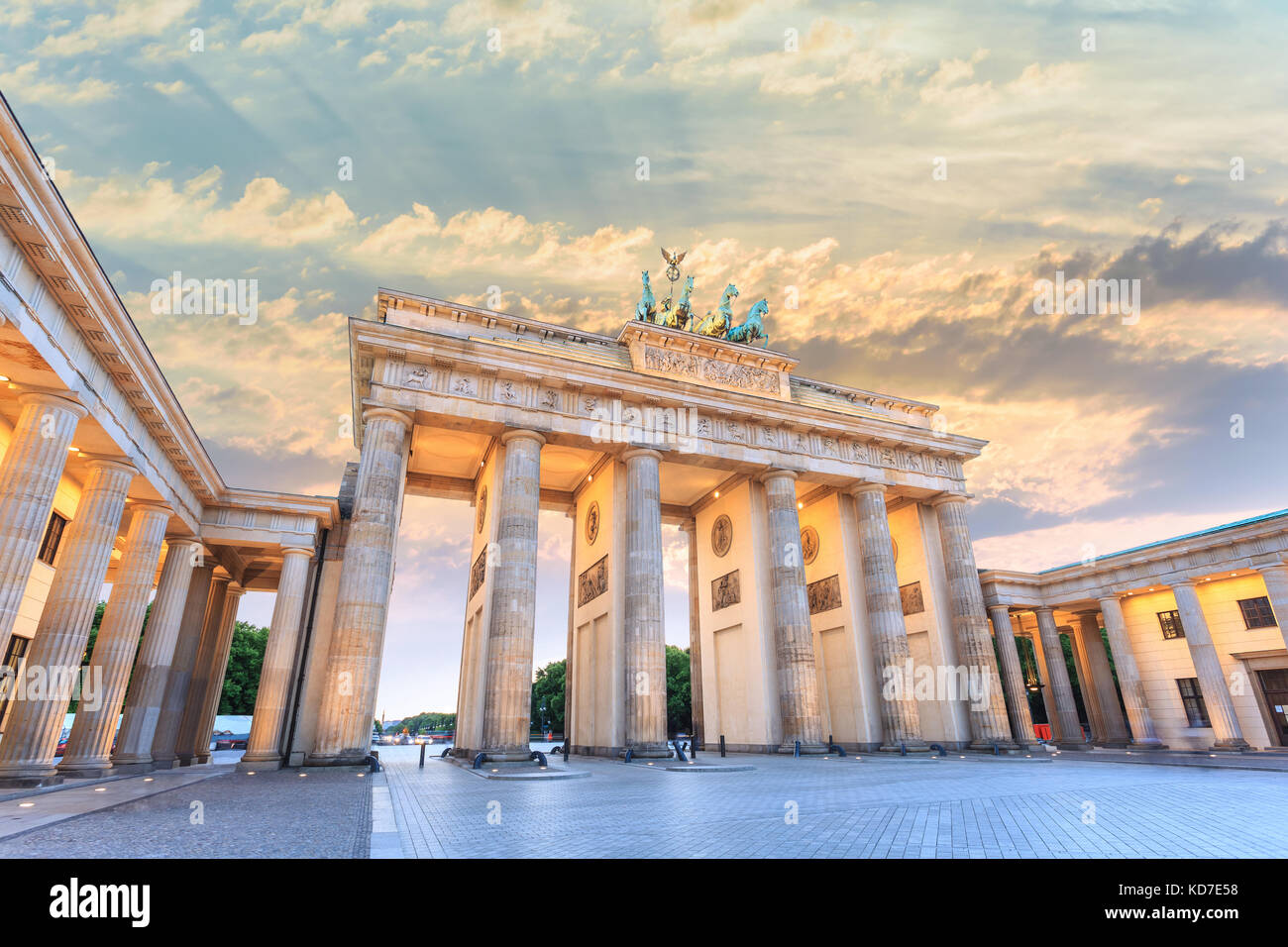 Berlin tramonto skyline della città presso la Porta di Brandeburgo (Brandenburger Tor), Berlino, Germania Foto Stock