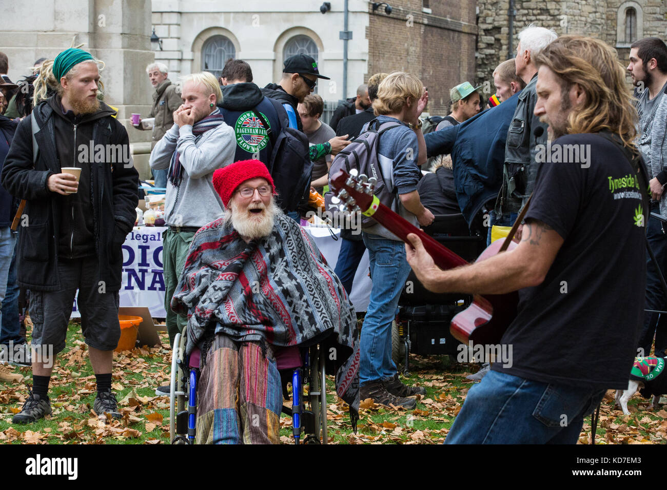 Londra, Regno Unito. 10 ottobre, 2017. Paul Flynn mp unisce United Patients ALLIANCE's tea party protestare fuori del Parlamento per chiamare per uso medico accesso alla cannabis. paul flynn si solleva a dieci minuti regola bill per uso medico accesso alla cannabis oggi in Parlamento. Foto Stock