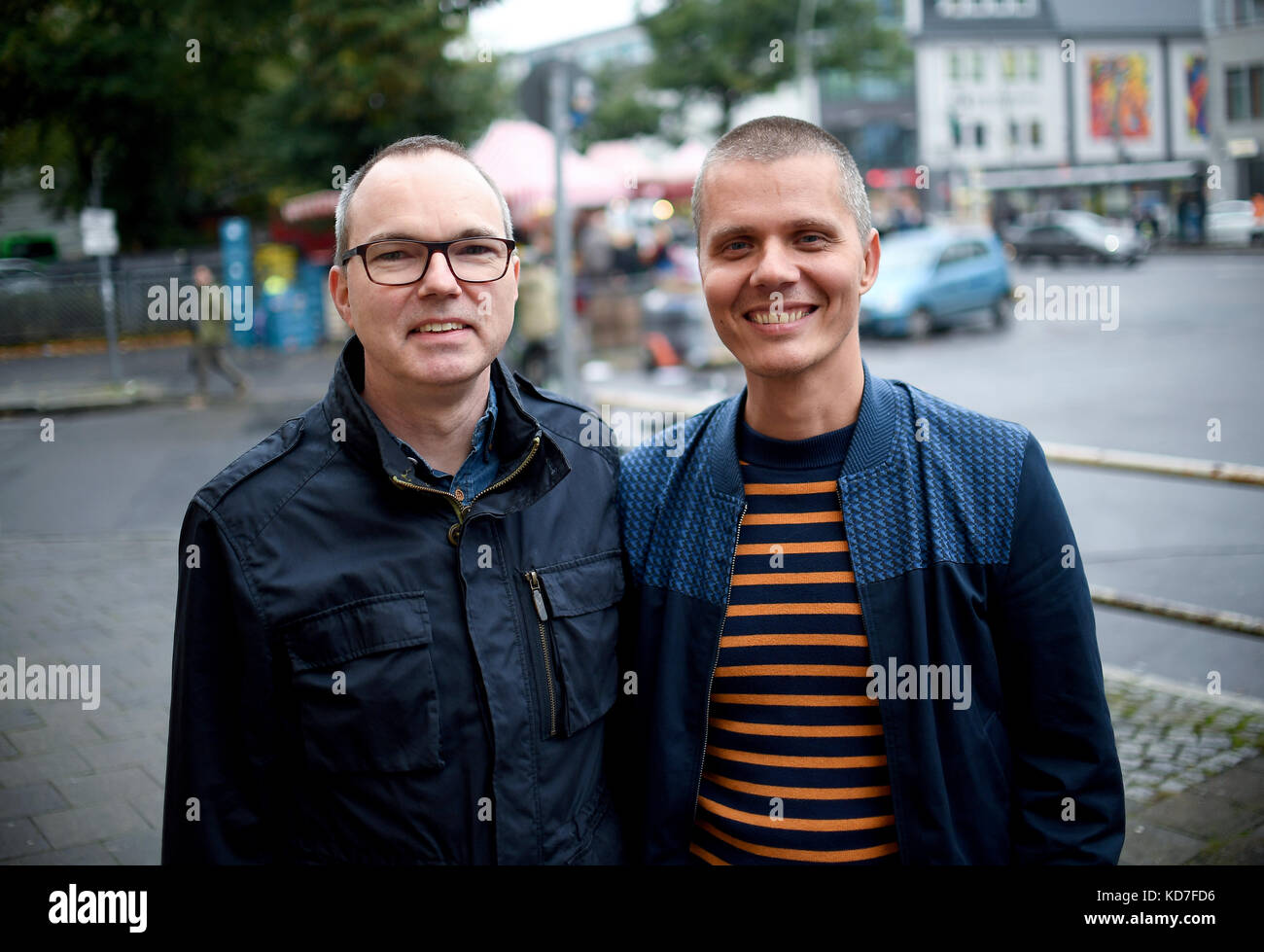 Berlino, Germania. 10 ottobre 2017. Michael e Kai Korok camminano lungo una strada a Berlino, Germania, 10 ottobre 2017. La coppia gay ha vinto il diritto di adottare un bambino dopo decenni di attesa. Sono la prima coppia a Berlino ad adottare un bambino. La decisione è stata presa solo dieci giorni dopo che il diritto al matrimonio gay è stato approvato dal parlamento tedesco. Crediti: Britta Pedersen/dpa-Zentralbild/dpa/Alamy Live News Foto Stock