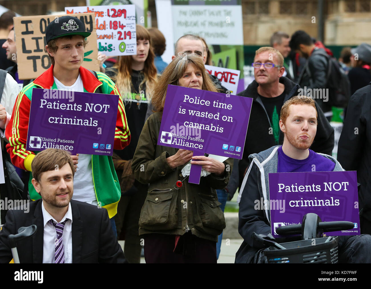 Westminster Londra, Regno Unito. 10 ottobre, 2017. la protesta organizzata da United Patients Alliance (UPA) invitando i membri del pubblico a consumare tè e dolci contenenti la cannabis al di fuori di casa del parlamento nel tentativo di legalizzare la droga per scopi medicinali come il lavoro mp paul flynn solleva un membro privato è bill gare a modificare la legge. Credito: dinendra haria/alamy live news Foto Stock