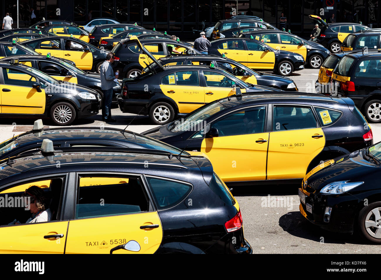 BARCELLONA, SPAGNA - 17 APRILE 2013: Viaggiatori e numerosi taxi attendono di fronte alla stazione ferroviaria di Barcelona-Sants il 17 aprile Foto Stock