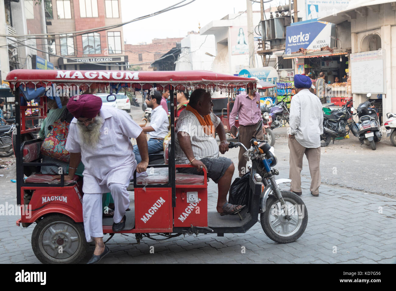 Amritsar, panjab, India. Il 10 ottobre 2017. trafficata strada locale nei pressi del tempio dorato. Molti rickshaws, scooter e tre wheeler transiti. amritsar è la città santa della religione sikh e milioni di turisti visitano ogni anno. Foto Stock