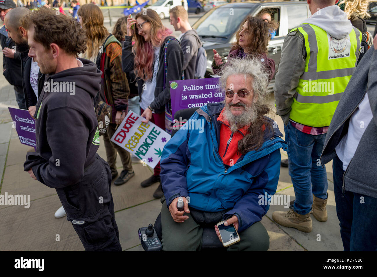 Londra, Regno Unito. 10 ottobre 2017. Anche Paul Flynn del laburista ha partecipato alla manifestazione oggi fuori dal Parlamento. Ha presentato oggi un disegno di legge per i membri privati che chiede la legalizzazione della cannabis per scopi medicinali. Crediti: Velar Grant/ZUMA Wire/Alamy Live News Foto Stock