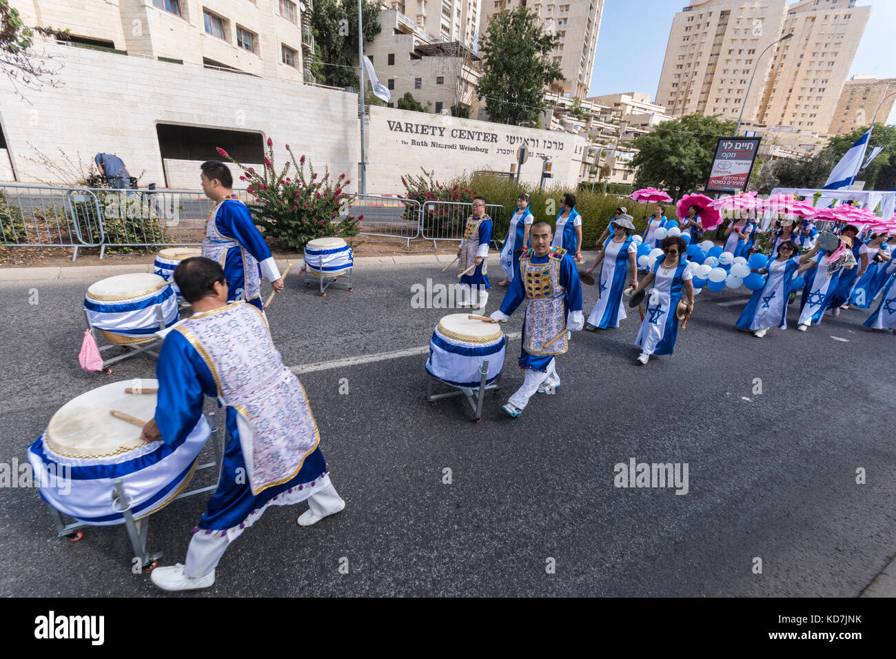 Gerusalemme, Israele. 10 ottobre, 2017. La Gerusalemme marzo, un evento annuale nella festa ebraica di Sukkot, quando i sostenitori di Israele - specialmente i cristiani - provenienti da tutto il mondo arrivano a marzo a Gerusalemme a sostegno di Israele e il popolo ebraico. Credito: Yagil Henkin/Alamy Live News Foto Stock