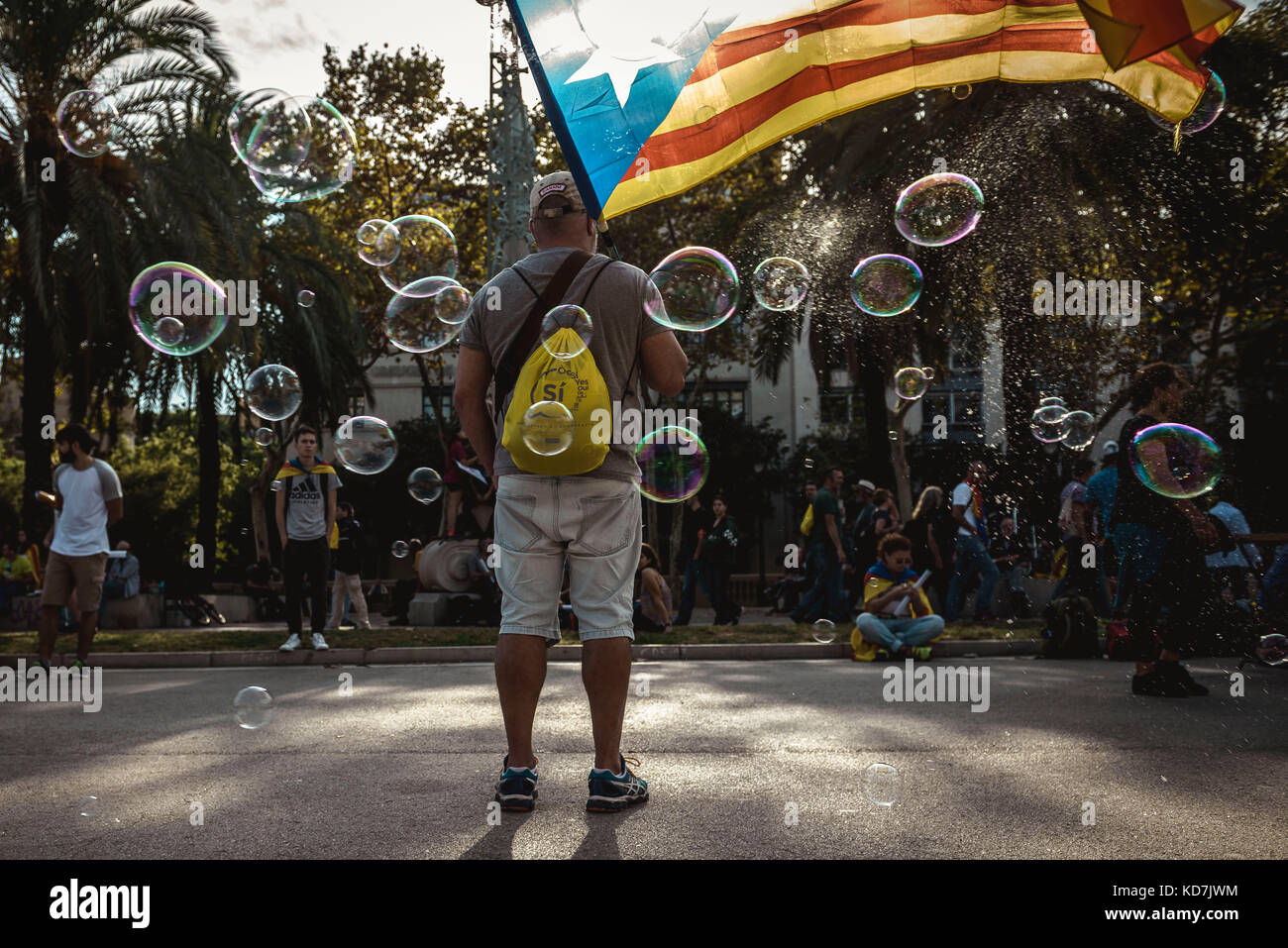 Barcellona, Spagna. 10 ottobre 2017. Le bolle passano mentre i primi attivisti catalani pro-indipendenza si presentano all'Arc de Triomf di Barcellona per sostenere la proclamazione di una Repubblica nel Parlamento catalano dopo un referendum di secessione tenutosi il 1° ottobre. Il governo centrale spagnolo nega che ci sia stato un referendum e non accetta il risultato in quanto la legge referendaria catalana è stata sospesa dalla corte costituzionale spagnola credito: Matthias Oesterle/Alamy Live News Foto Stock