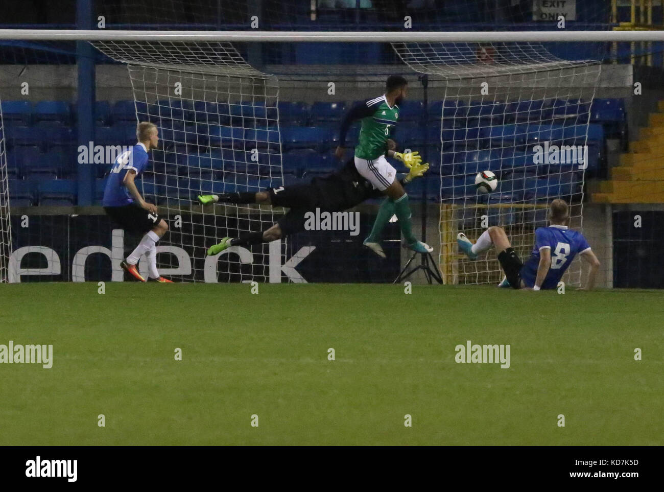 LLurgan, Irlanda del Nord, Regno Unito. 10 ottobre, 2017. 2019 UEFA Under 21 Qualificatore del campionato - Gruppo 2 - Irlanda del Nord 4 Estonia 2. Ryan Johnson (5) incendi Irlanda del Nord in un inizio di piombo. Credito: David Hunter/Alamy Live News Foto Stock