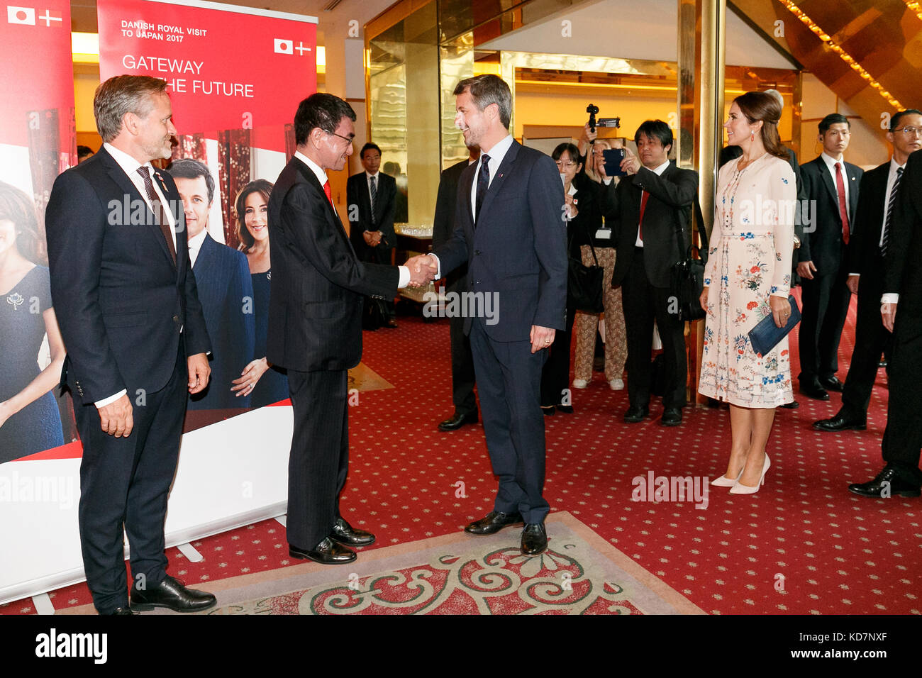 Tokyo, Giappone. 11 ottobre 2017. Il ministro degli Esteri giapponese Taro Kono (C-L) e sua altezza reale il principe ereditario Frederik Andre Henrik Christian (C-R) stringono la mano durante un seminario d'affari all'Hotel Gajoen Tokyo l'11 ottobre 2017, Tokyo, Giappone. La coppia del principe ereditario danese spera di consolidare le relazioni commerciali tra Giappone e Danimarca durante la loro visita che celebra 150 anni di relazioni diplomatiche tra i due paesi. Crediti: Rodrigo Reyes Marin/AFLO/Alamy Live News Foto Stock