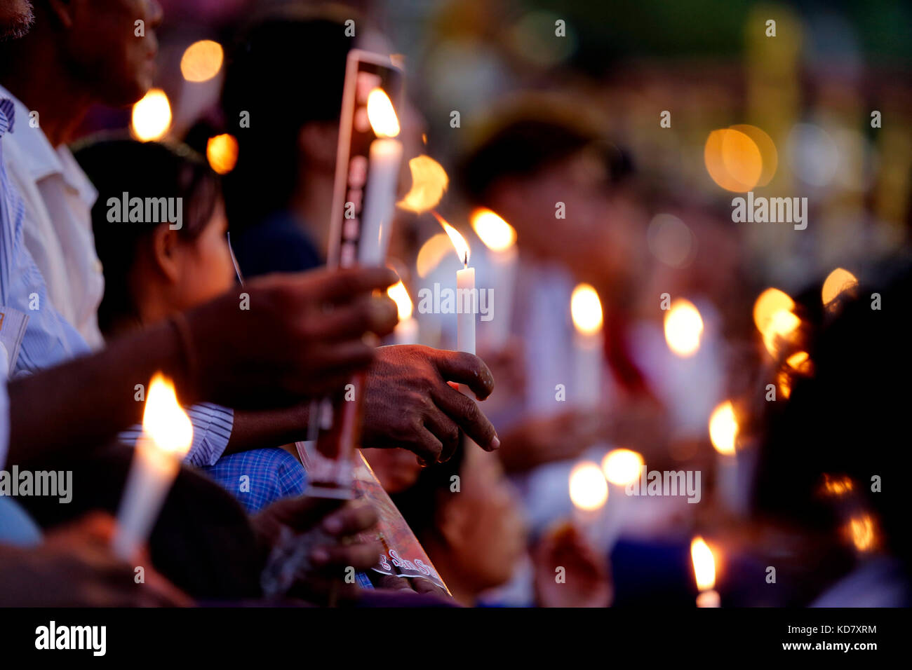 Yangon, Myanmar. Decimo oct, 2017. persone tengono le candele come pregano durante l'inter-fede raccolta di preghiere per la pace cerimonia di Aung San stadium di Yangon, myanmar, oct. 10, 2017. persone di fedi diverse in Myanmar ha tenuto una preghiera di massa cerimonia in Yangon fine martedì per la prima volta a pregare per l'amicizia e la pace volto ad alleviare i conflitti nel paese del nord di Stato di Rakhine. Credito: u aung/xinhua/alamy live news Foto Stock