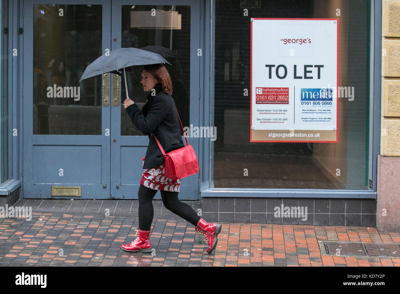 Preston, Lancashire. Regno Unito Meteo. Undicesimo oct, 2011. Giorno di pioggia nel centro della citta' di Preston come pesante e persistente pioggia è la previsione per il nord-ovest della regione. Giallo gli avvisi meteo sono stati rilasciati. Credito: MediaWorldImages/Alamy Live News Foto Stock