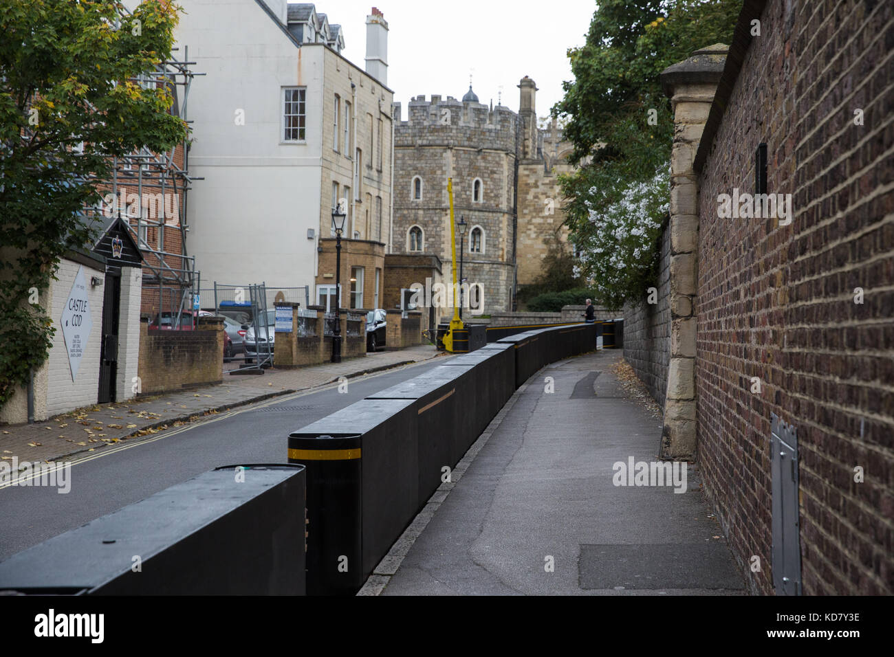 Windsor, Regno Unito. Undicesimo oct, 2017. Ulteriori barriere di sicurezza sono stati installati in Collina del Castello e St Albans Street (visto qui) intorno al Castello di Windsor per migliorare le disposizioni di sicurezza per i visitatori del castello e la cerimonia del Cambio della Guardia a seguito di una consultazione tra la Thames Valley Police, la famiglia reale e la Royal Borough of Windsor e Maidenhead. Credito: Mark Kerrison/Alamy Live News Foto Stock