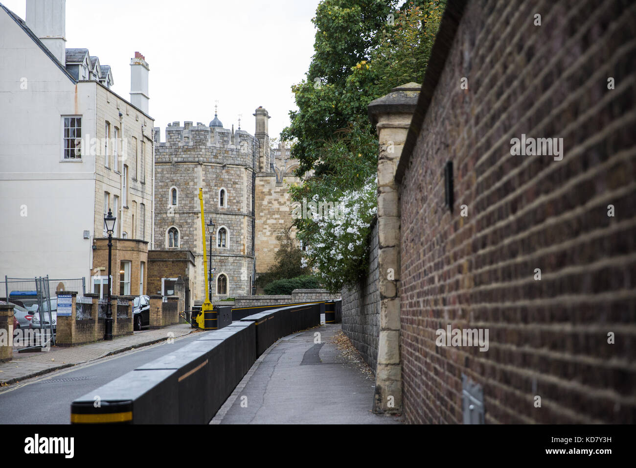 Windsor, Regno Unito. Undicesimo oct, 2017. Ulteriori barriere di sicurezza sono stati installati in Collina del Castello e St Albans Street (visto qui) intorno al Castello di Windsor per migliorare le disposizioni di sicurezza per i visitatori del castello e la cerimonia del Cambio della Guardia a seguito di una consultazione tra la Thames Valley Police, la famiglia reale e la Royal Borough of Windsor e Maidenhead. Credito: Mark Kerrison/Alamy Live News Foto Stock