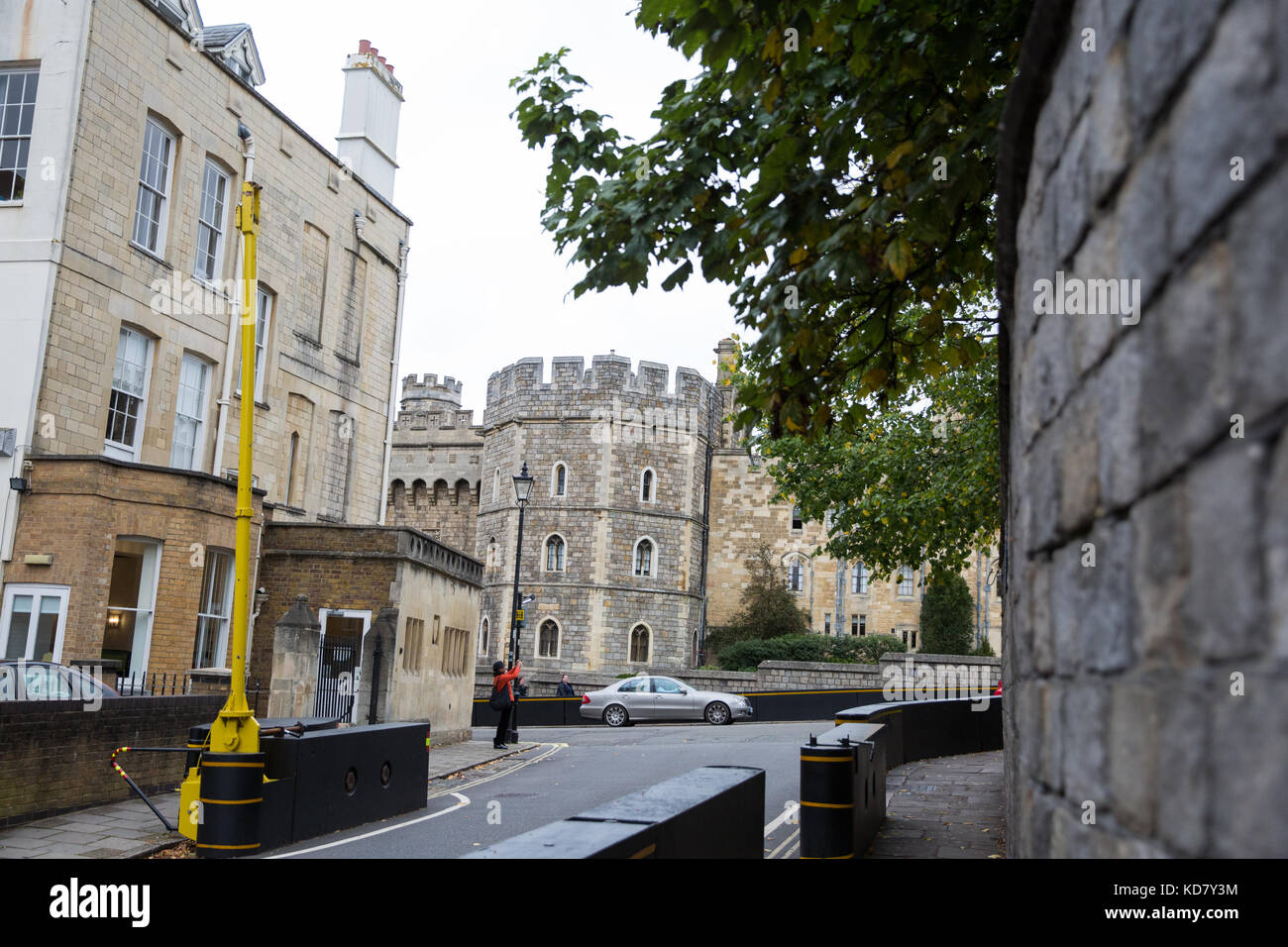 Windsor, Regno Unito. Undicesimo oct, 2017. Ulteriori barriere di sicurezza sono stati installati in Collina del Castello e St Albans Street (visto qui) intorno al Castello di Windsor per migliorare le disposizioni di sicurezza per i visitatori del castello e la cerimonia del Cambio della Guardia a seguito di una consultazione tra la Thames Valley Police, la famiglia reale e la Royal Borough of Windsor e Maidenhead. Credito: Mark Kerrison/Alamy Live News Foto Stock