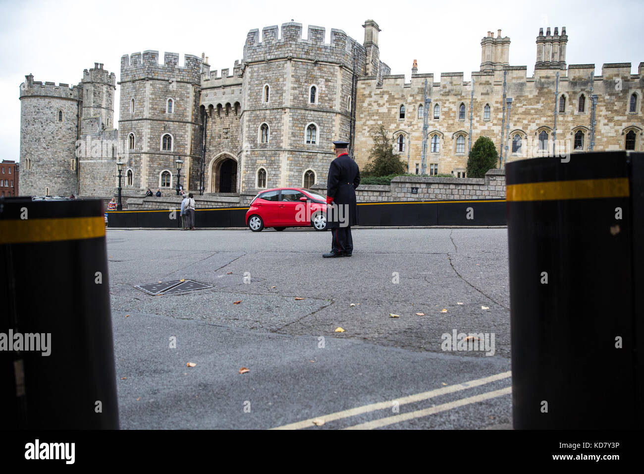 Windsor, Regno Unito. Undicesimo oct, 2017. Ulteriori barriere di sicurezza sono stati installati in Castle Hill (vedere qui di seguito) e St Albans Street intorno al Castello di Windsor per migliorare le disposizioni di sicurezza per i visitatori del castello e la cerimonia del Cambio della Guardia a seguito di una consultazione tra la Thames Valley Police, la famiglia reale e la Royal Borough of Windsor e Maidenhead. Credito: Mark Kerrison/Alamy Live News Foto Stock