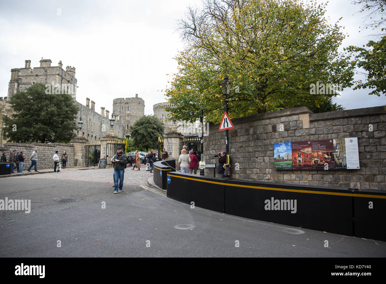 Windsor, Regno Unito. Undicesimo oct, 2017. Ulteriori barriere di sicurezza sono stati installati in Castle Hill (vedere qui di seguito) e St Albans Street intorno al Castello di Windsor per migliorare le disposizioni di sicurezza per i visitatori del castello e la cerimonia del Cambio della Guardia a seguito di una consultazione tra la Thames Valley Police, la famiglia reale e la Royal Borough of Windsor e Maidenhead. Credito: Mark Kerrison/Alamy Live News Foto Stock