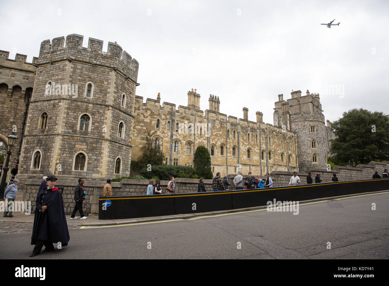 Windsor, Regno Unito. Undicesimo oct, 2017. Ulteriori barriere di sicurezza sono stati installati in Castle Hill (vedere qui di seguito) e St Albans Street intorno al Castello di Windsor per migliorare le disposizioni di sicurezza per i visitatori del castello e la cerimonia del Cambio della Guardia a seguito di una consultazione tra la Thames Valley Police, la famiglia reale e la Royal Borough of Windsor e Maidenhead. Credito: Mark Kerrison/Alamy Live News Foto Stock