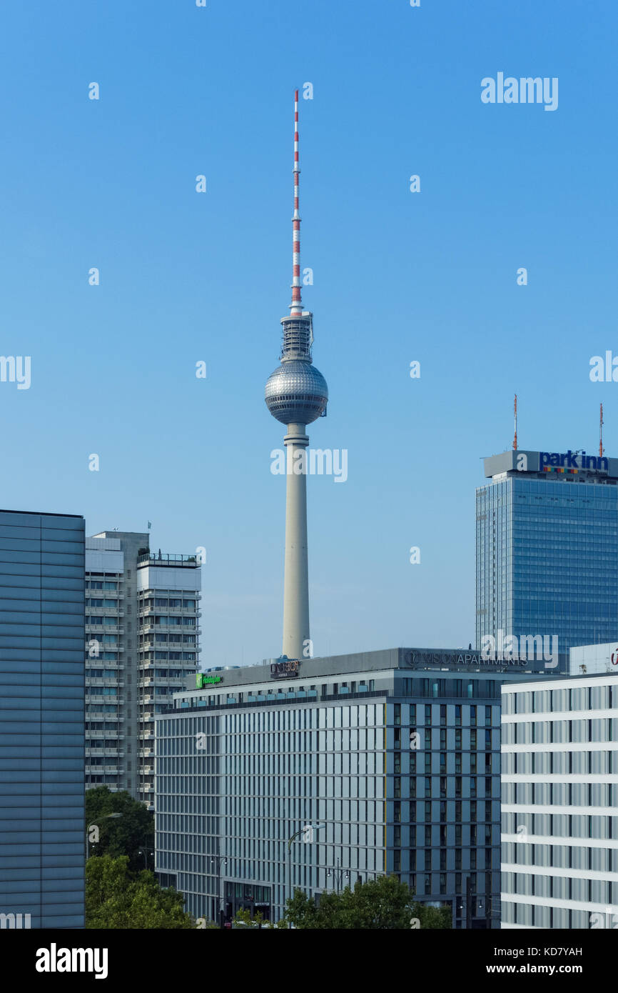 Torre della televisione ed edifici circostanti a Berlino, Germania Foto Stock