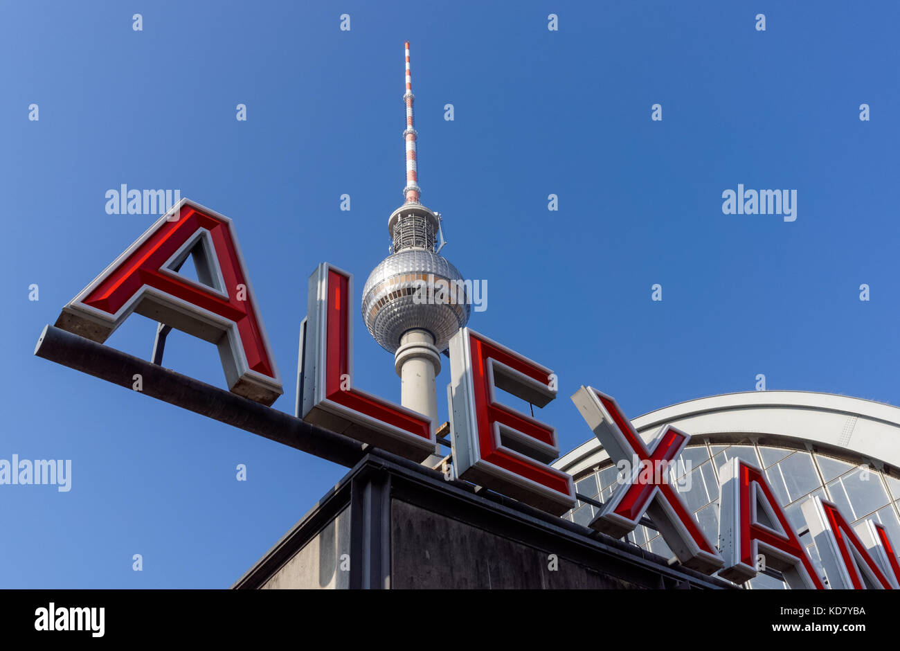 Stazione di Alexanderplatz e la torre della televisione di Berlino, Germania Foto Stock