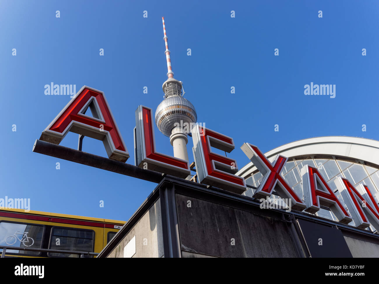 Stazione di Alexanderplatz e la torre della televisione di Berlino, Germania Foto Stock