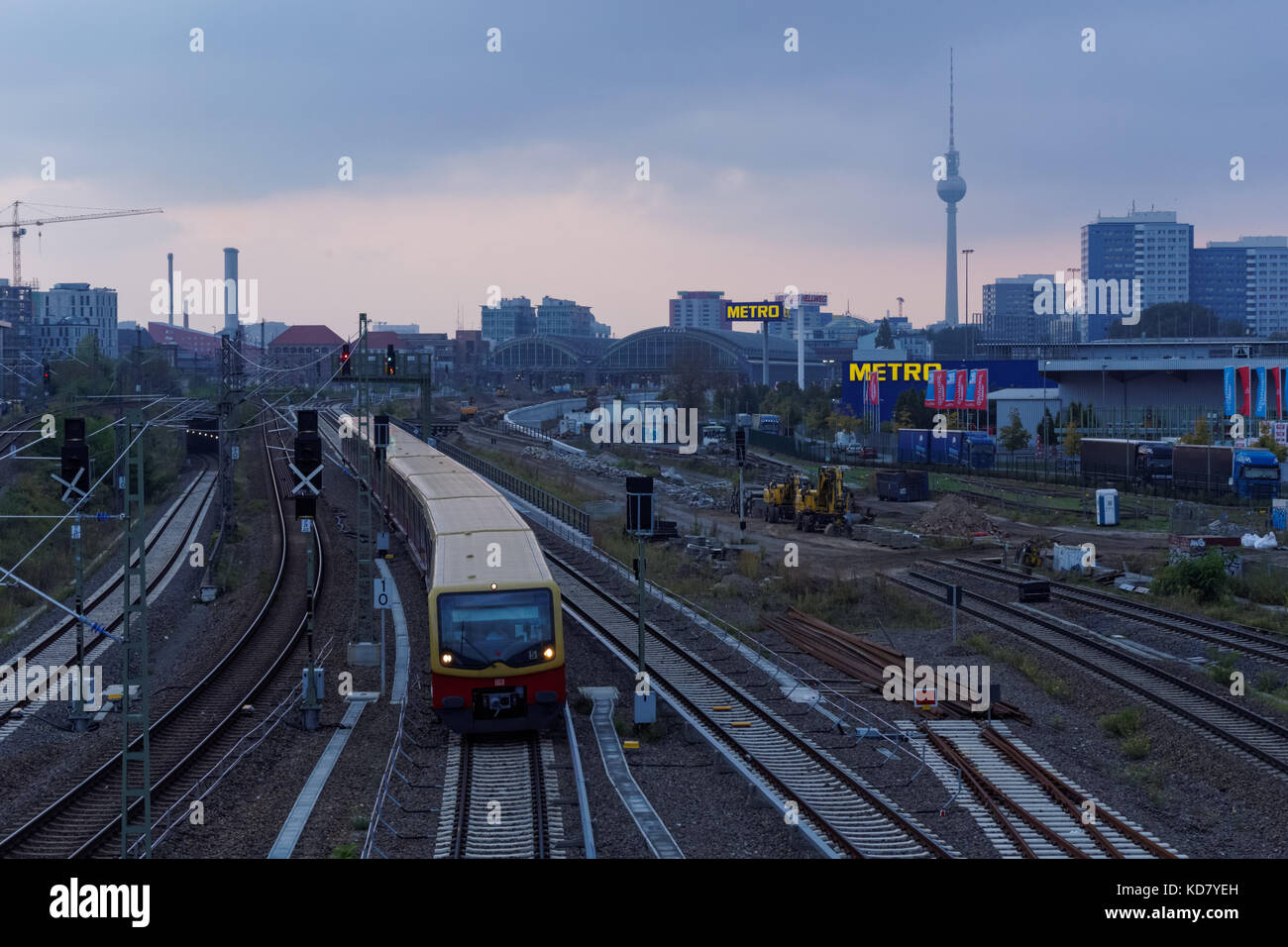 S-Bahn treno vicino a Warschauer Strasse stazione di Berlin, Germania Foto Stock