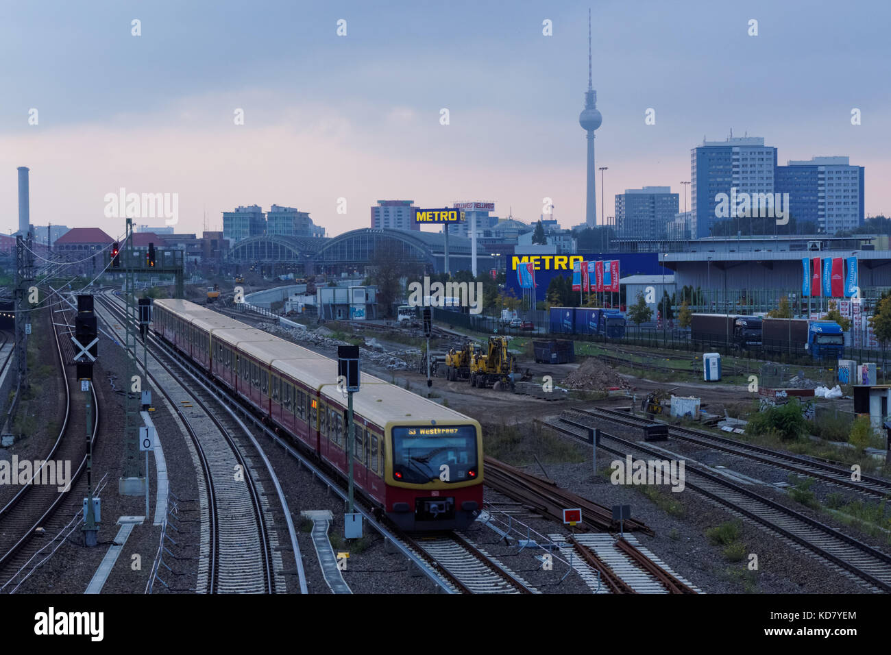 S-Bahn treno vicino a Warschauer Strasse stazione di Berlin, Germania Foto Stock