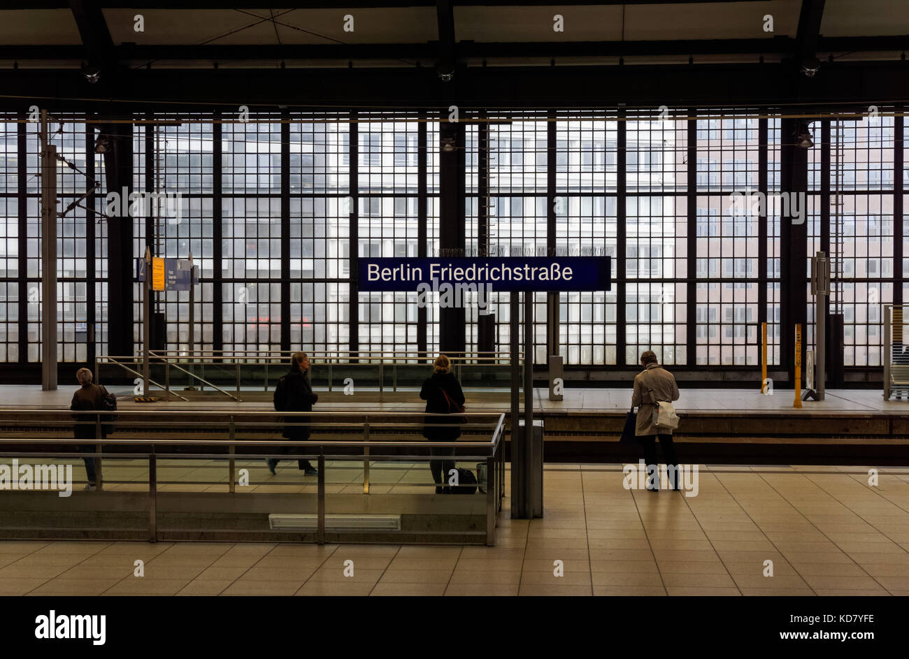 I passeggeri sulla piattaforma a Berlino la stazione Friedrichstrasse, Germania Foto Stock