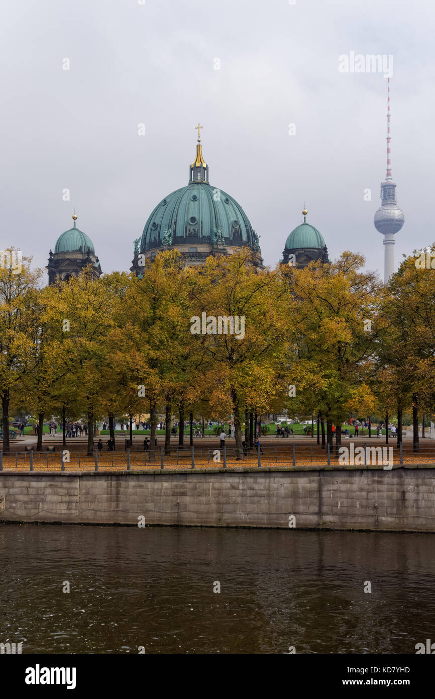 Cattedrale di Berlino e la Torre della TV visto sopra il parco Lustgarten a Berlino, Germania Foto Stock