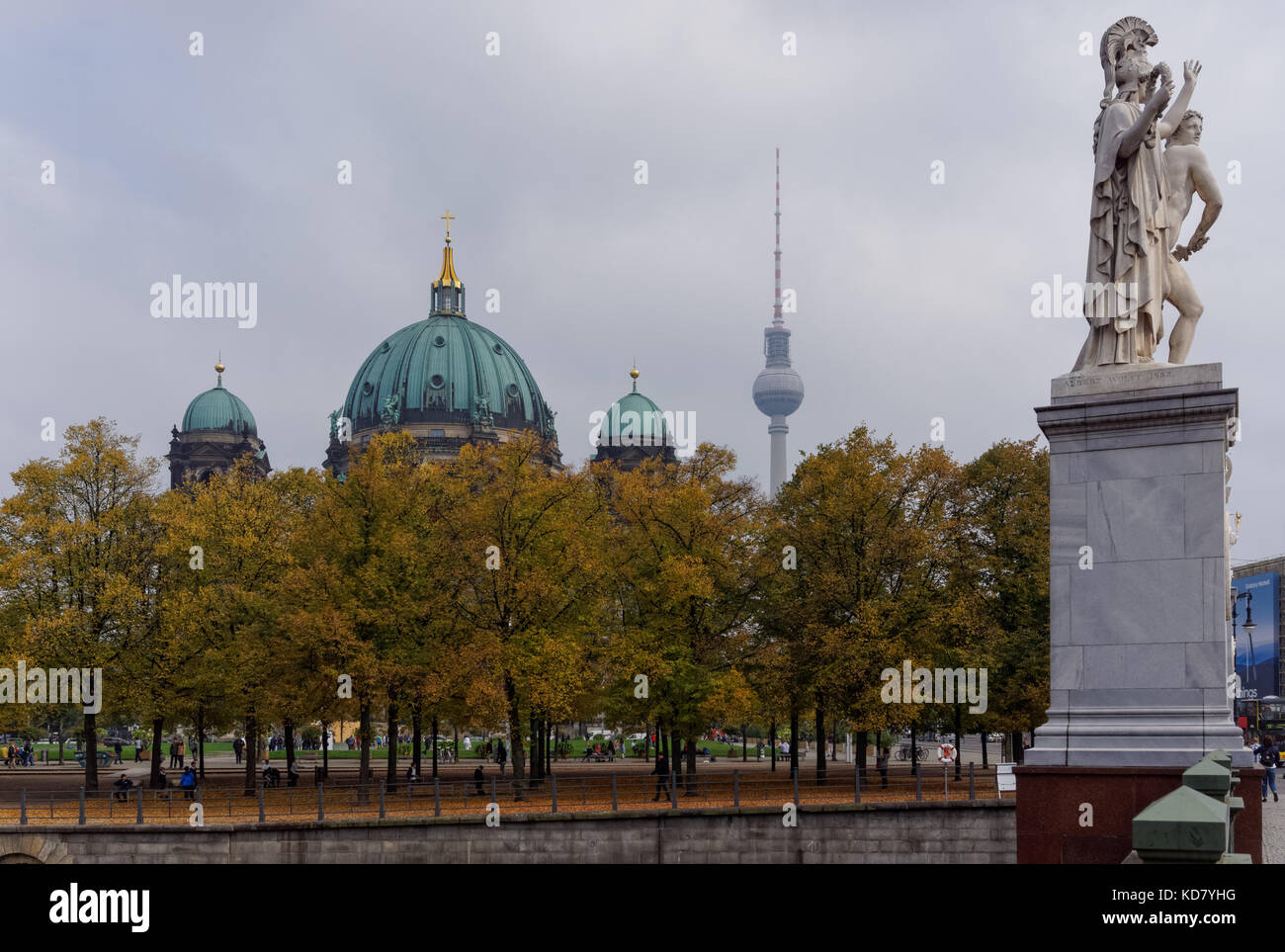 Cattedrale di Berlino, la Torre della TV e ponte Schlossbrücke visto sopra il parco Lustgarten a Berlino, Germania Foto Stock