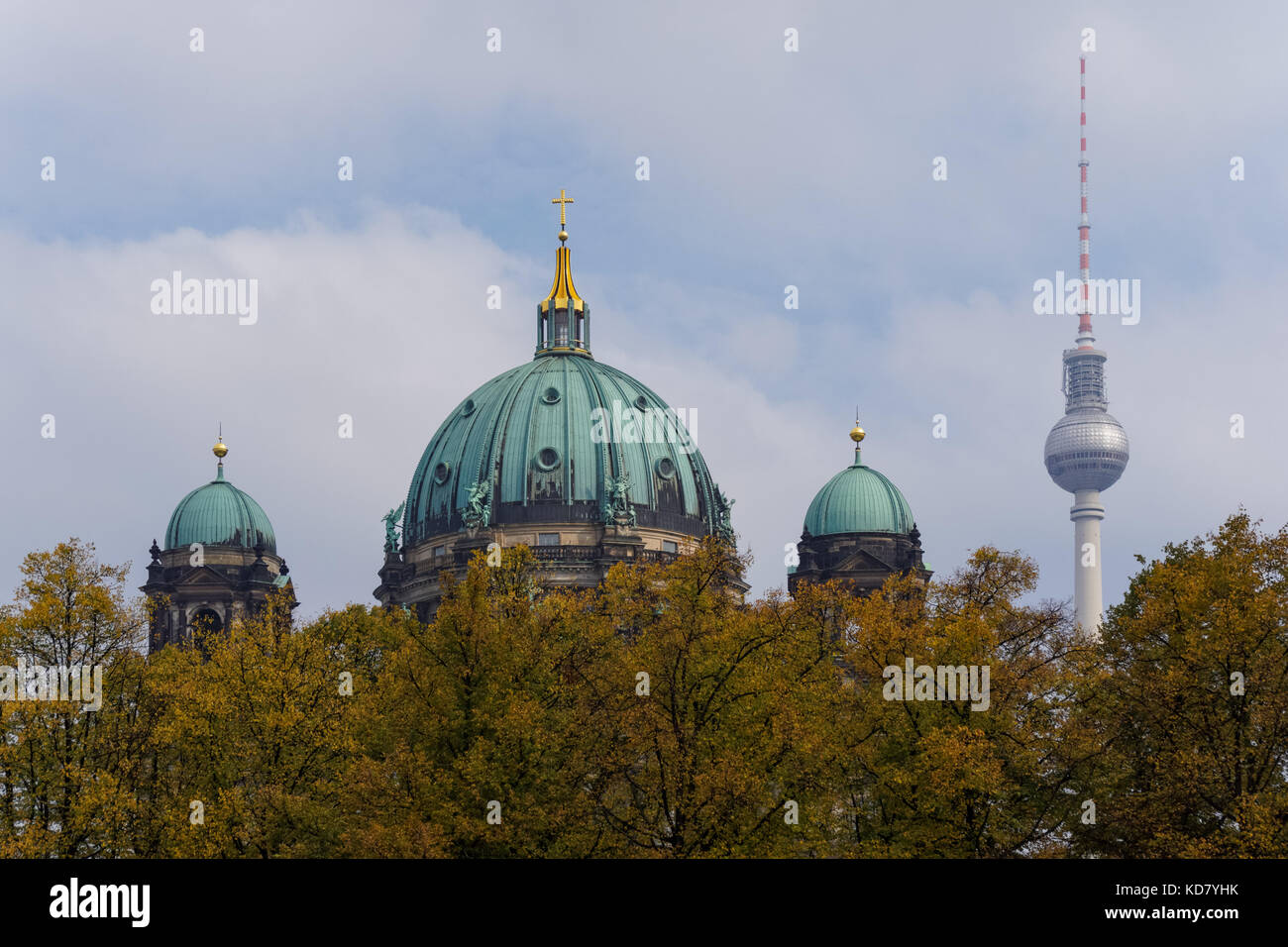 Cattedrale di Berlino e la Torre della TV visto sopra il parco Lustgarten a Berlino, Germania Foto Stock