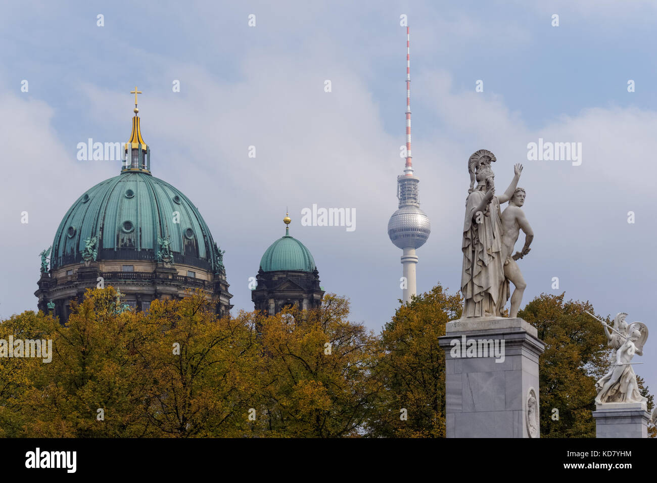 Cattedrale di Berlino, la Torre della TV e ponte Schlossbrücke visto sopra il parco Lustgarten a Berlino, Germania Foto Stock