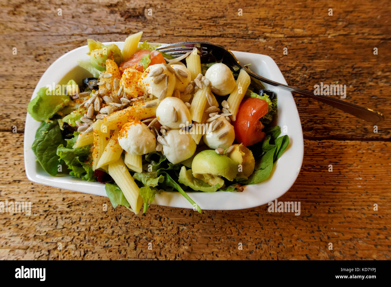 Vegetariano insalata di mozzarella su una tavola di legno Foto Stock