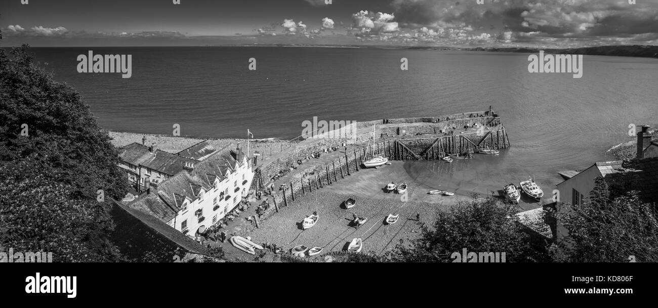 Lo storico porto di Clovelly, un piccolo villaggio del patrimonio culturale in North Devon, una attrazione turistica famosa per la sua ripida strada principale lastricata in pietra e vista mare Foto Stock