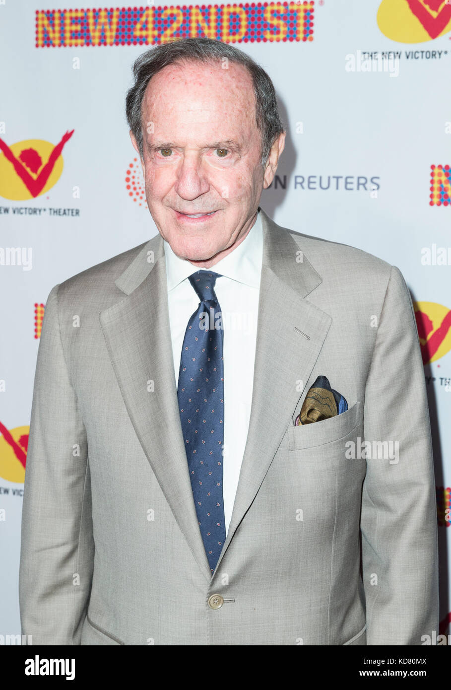 New york, ny - 11 aprile 2016: mortimer zuckerman assiste il nuovo 42nd street xxv a new 42 street studios Foto Stock