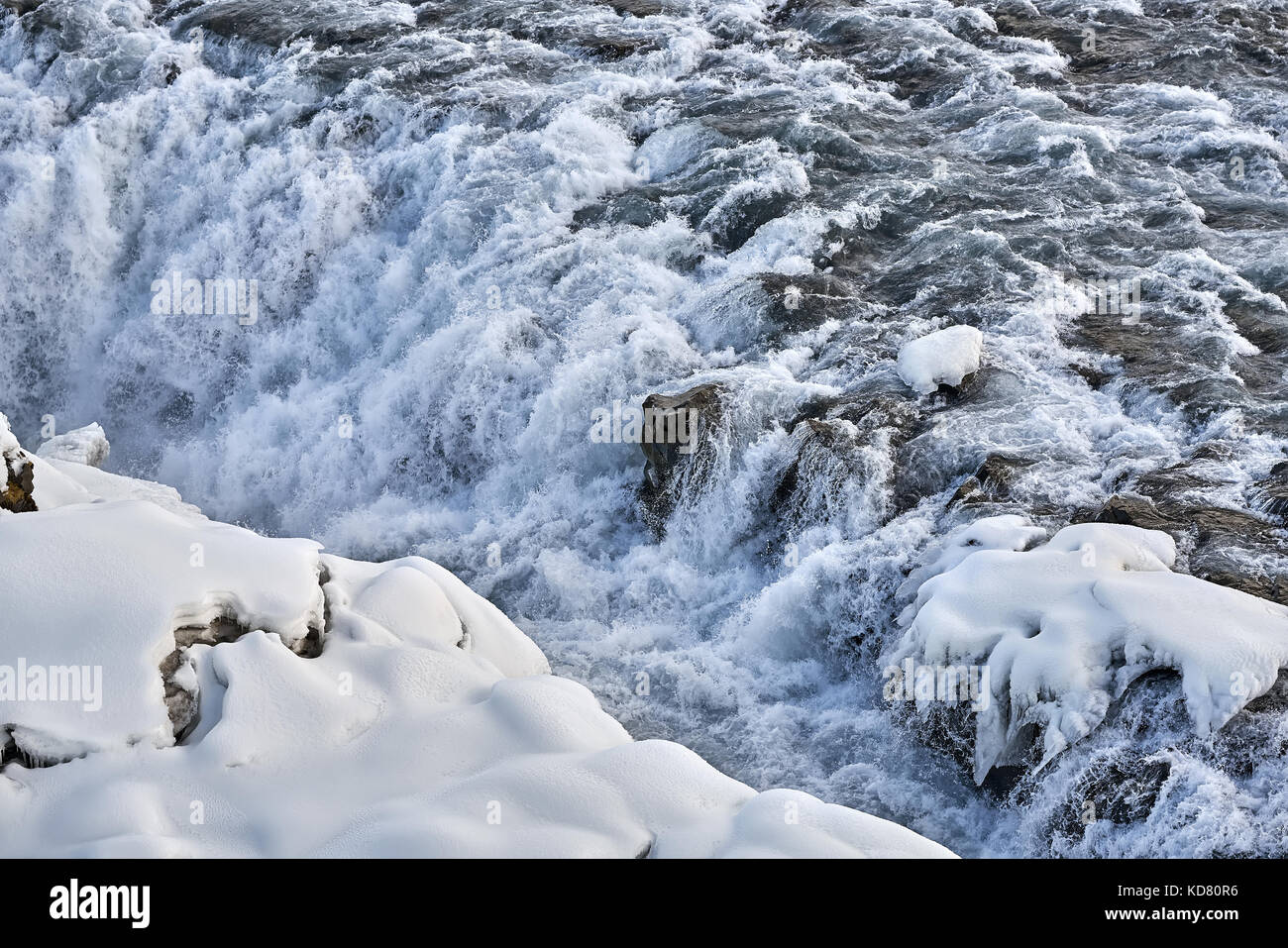Paesaggio islandese con fiume ruvida Foto Stock