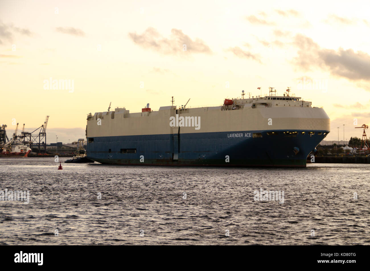 La " Lavanda Ace' nave cargo (Veicolo) lasciando il Fiume Tyne Foto Stock