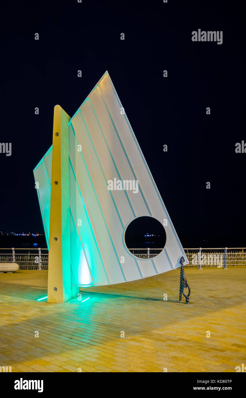 'Mail' (ciottoli vela) arte pubblica (2014) da Stephen Broadbent accesa con luce verde e situato a Littlehaven Promenade, South Shields Foto Stock