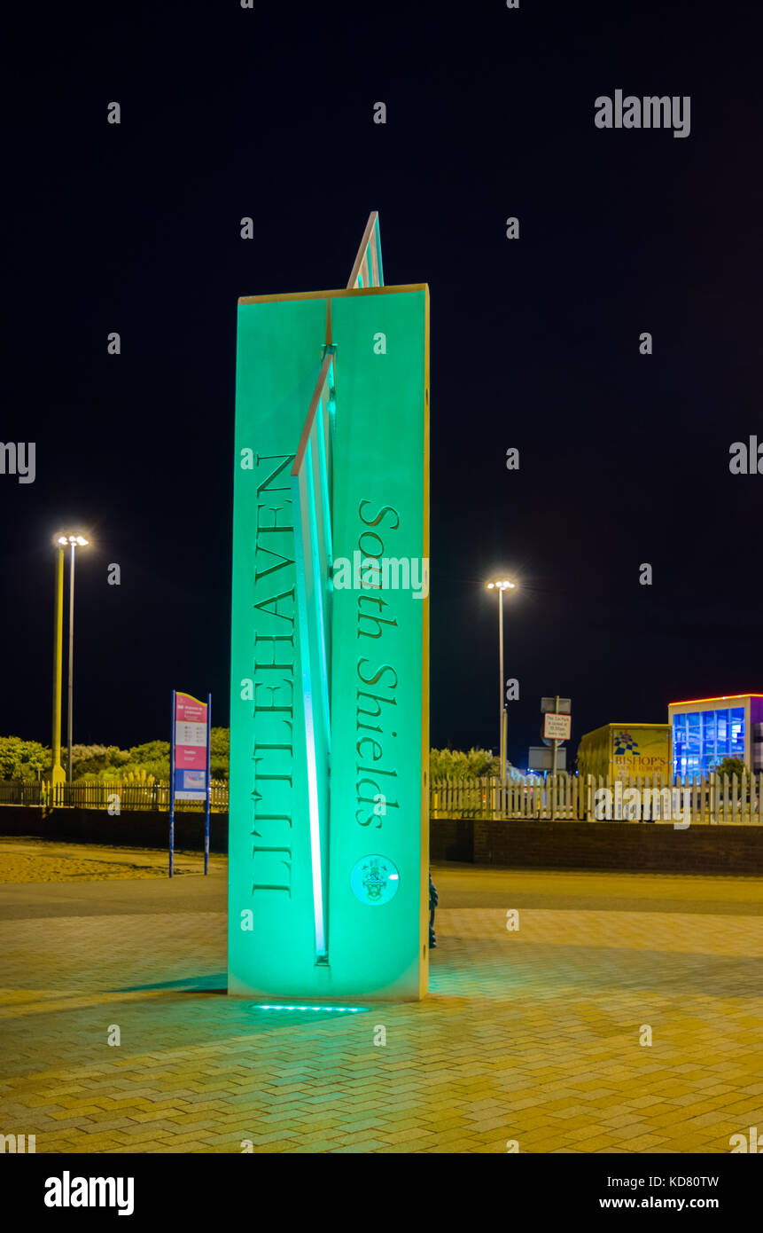 'Mail' (ciottoli vela) arte pubblica (2014) da Stephen Broadbent accesa con luce verde e situato a Littlehaven Promenade, South Shields Foto Stock